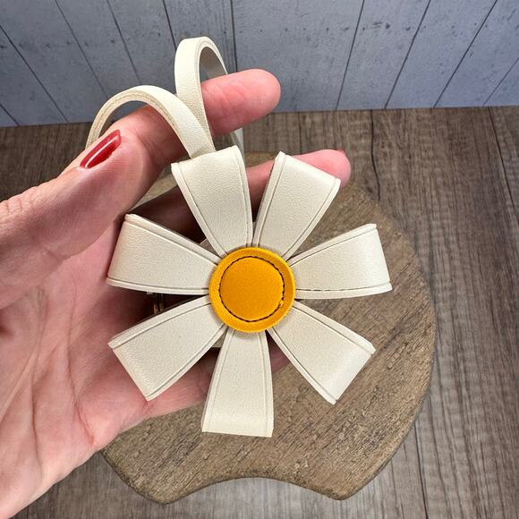 White Daisy Bag Charm Flower Purse Flair Keychain NEW FAST SHIP Flower Accessory - Picture 2 of 6